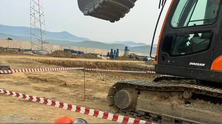 Экскаватор насмерть раздавил рабочего на предприятии в Приморском крае