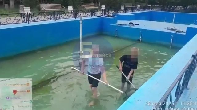 Коммунальщики заставили подростков чистить городской фонтан в Батайске.