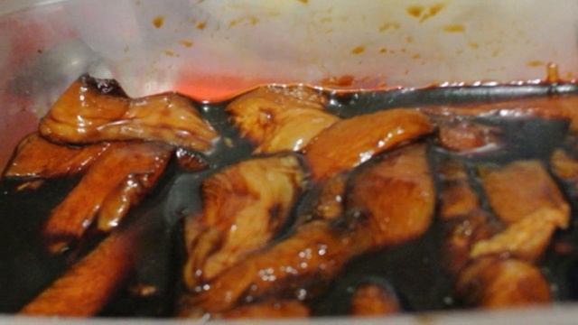 Жареный рис со свининой и овощами
