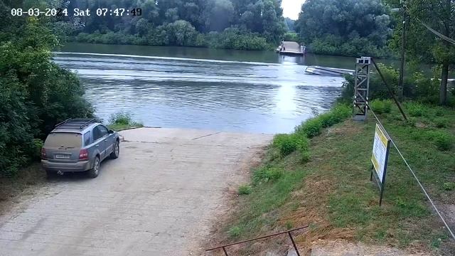 На реке Тиса моторный катер на большой скорости вреза?