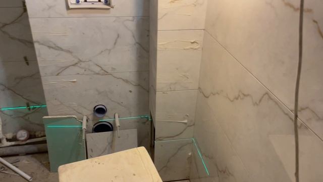 Клеим плитку в совместном санузле