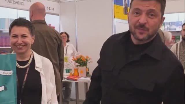 «Я не боюсь» - украинцы обсуждают фото Зеленского с книжной выставки