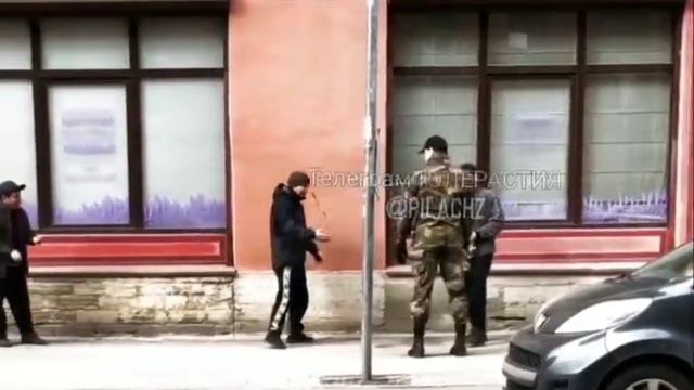 Эпичный замес с мигрантами произошёл в одном из городов.
Там у мужчины в форме произошёл…🔽🔽🔽