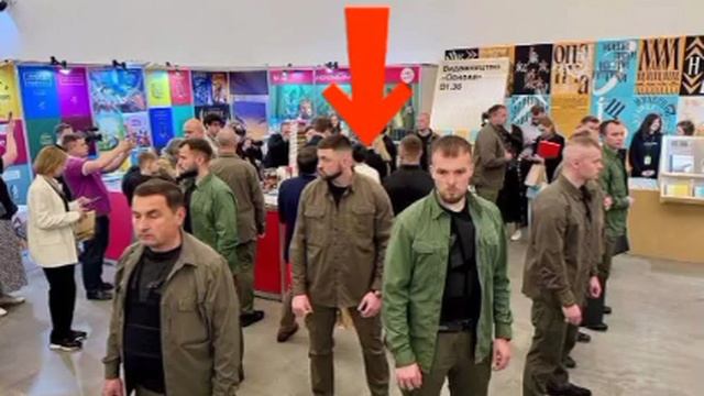 ‼️🇺🇦🏴☠«Автобиография?» - Толпа охранников плотно окружила Зеленского на выставке «Книжный арсенал