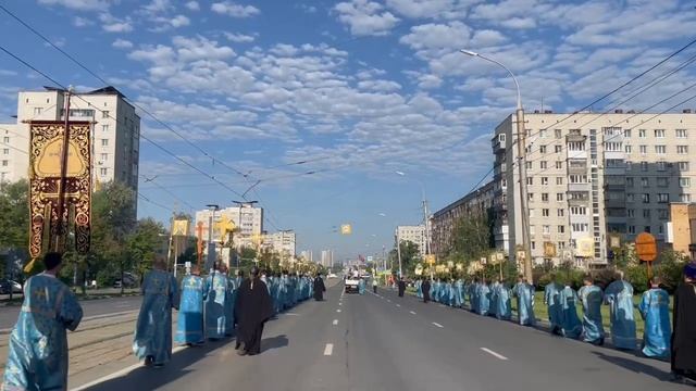 Мало каким организаторам мероприятий удается в массовости. Утренний крестный ход с Жадовской иконой