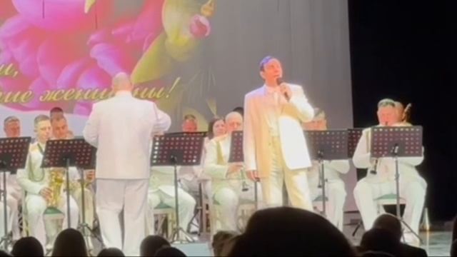 «Дарите женщинам цветы» (музыка — Б. Ривчун, слова — В. Гин) из репертуара Рената Ибрагимова