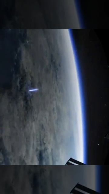 столб голубого света, устремляющийся в космос.