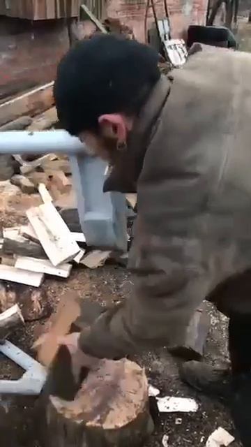 Полезный колун для облегчения колки дров.