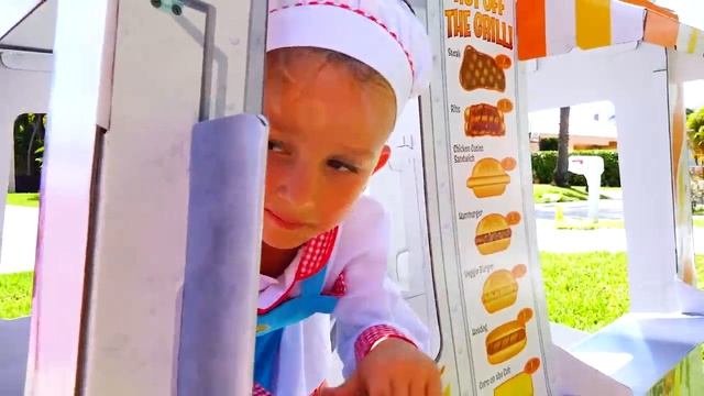 Влад и Никита - Влад и Никита играют с фургончиком мороженого