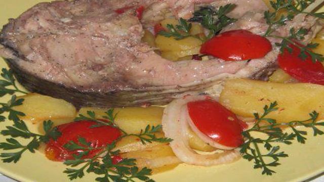 Стейк из толстолобика под овощами