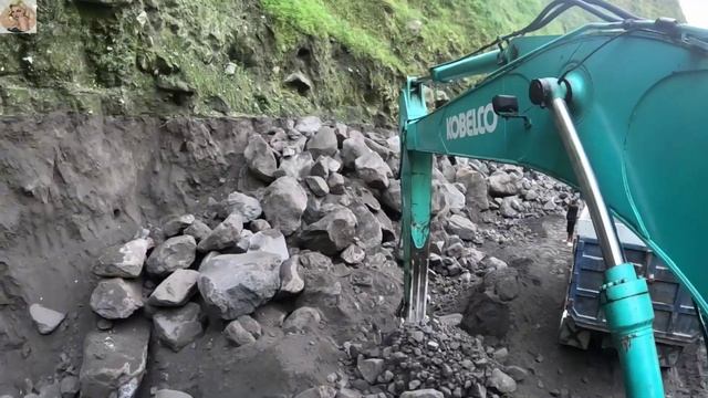 Строительство, экскаватор копает чёрный песок