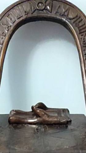 Старинное деревянное кресло