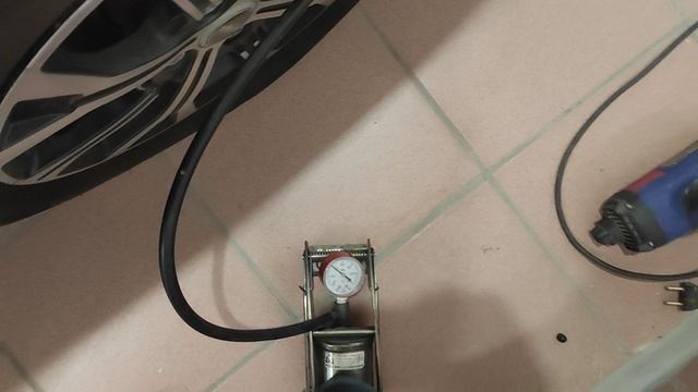 Перед долгой дорогой нужно проверить давление в шинах