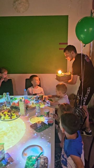 Как выносили тортик Для Демида.