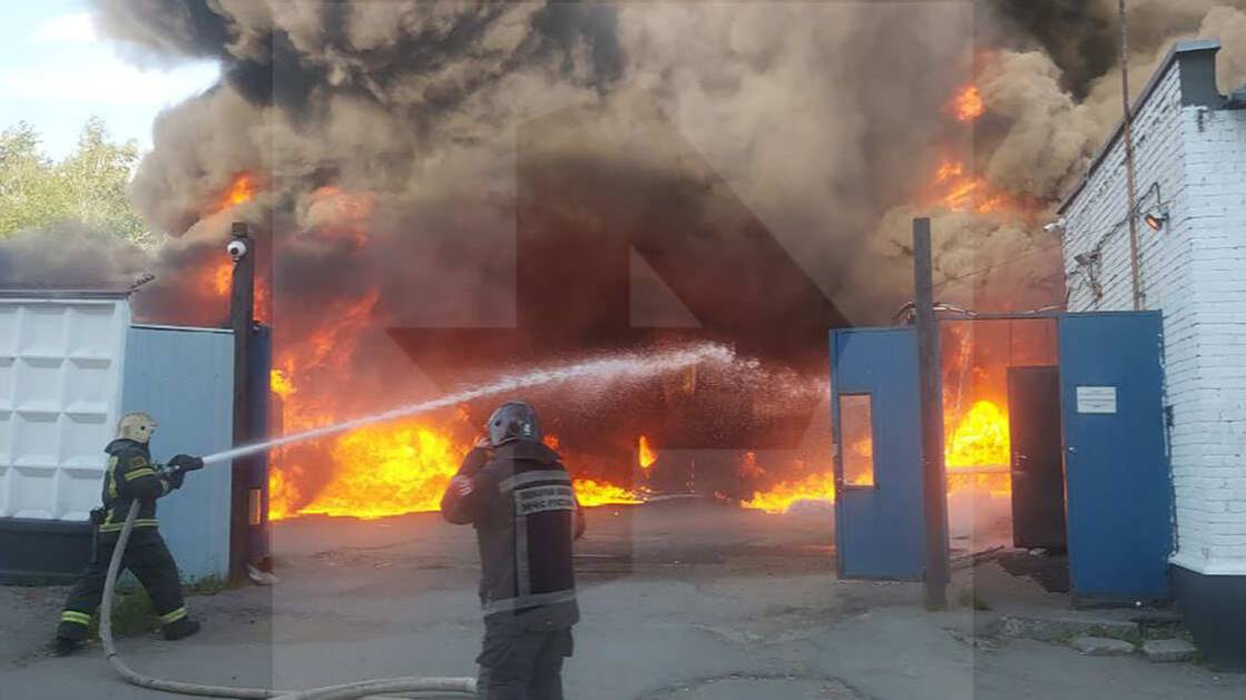 Крупный пожар произошел на заводе по производству галош в Красногорске