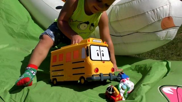 Рома и Диана Рома и Диана играют на батуте с Машинками Робокар Поли