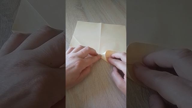 Простой конверт из цветной бумаги.
