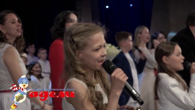 Поздравление с Днем защиты детей: Директор Благотворительного фонда Адели исполняет песню в подарок