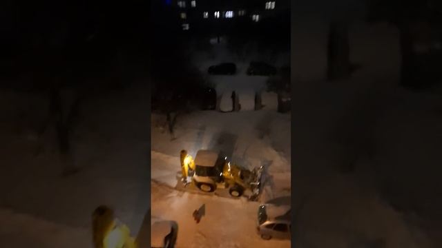 г. Ровно, м-н Северный. Чистят дороги.