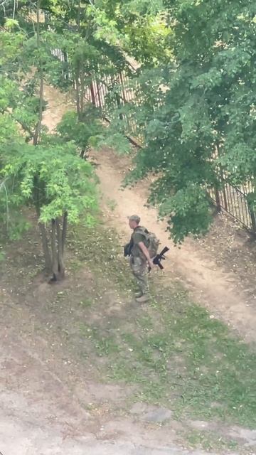 В Харькове спЭцназ пытается задержать вооруженного автоматом ВСУшника в состоянии наркотического...