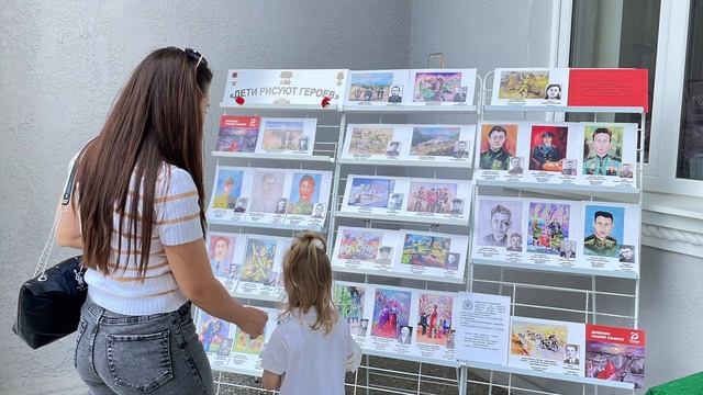 ДЕТИ РИСУЮТ ГЕРОЕВ