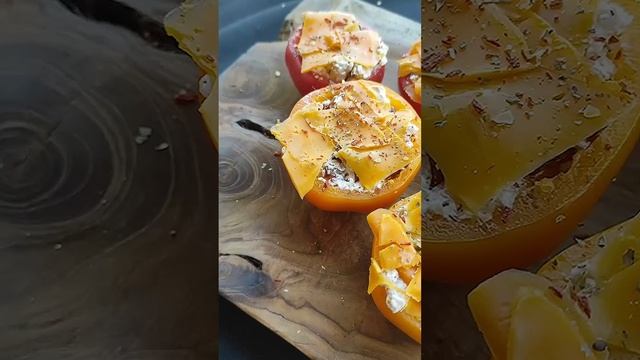 Запеченные на гриле помидоры, фаршированные фетой и орехами, идеально подходят в качестве гарнира