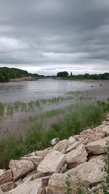 На берегу Кубани пасмурным вечером.