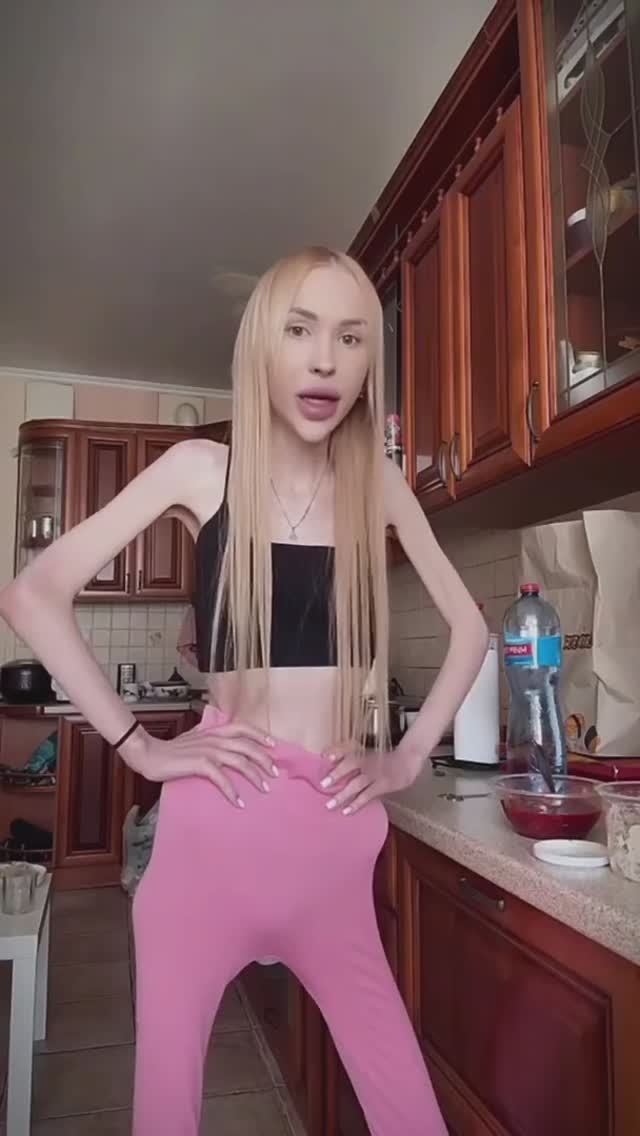 Это кто толстая?