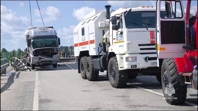 Спасатели вытащили фуру, которая вместе с мостом упала  на поезд в Брянской области.