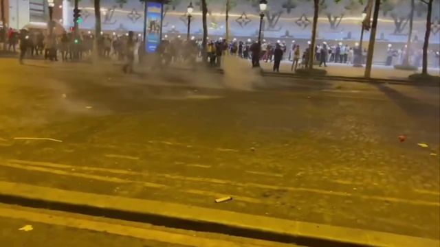 01-06-2025 Беспорядки в центре Парижа продолжаются: полиция разгоняет футбольных фанатов водометами.