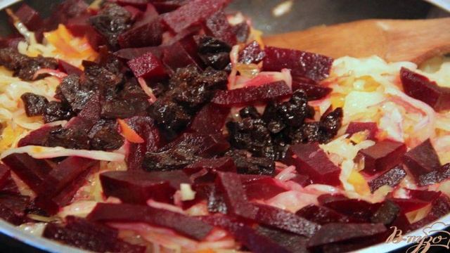 Гарнир из квашеной капусты, свеклы и чернослива