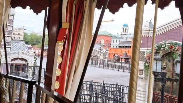 Москва. Главное развлечение детей и взрослых - карусель возле Красной площади. Весело, красиво
