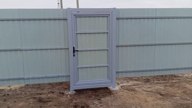 Сделал забор . Калитку в рамке и распашные ворота . В посёлке Стругацкий .