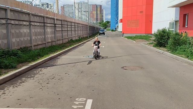 Алисия.. учимся кататься на велосипеде.. 1 июня 2025г.
