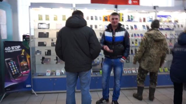 ПРАНК ПОЛУЧИЛ ПО ПОПЕ ОТ ПРОХОЖИХ