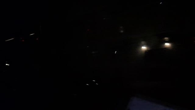 Вид из окна высокого автобуса проездом через ночной город Ростов на Дону среди ночи проспект