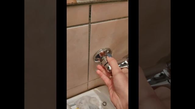 Установка смесителя одной рукой. Пособие для девушек