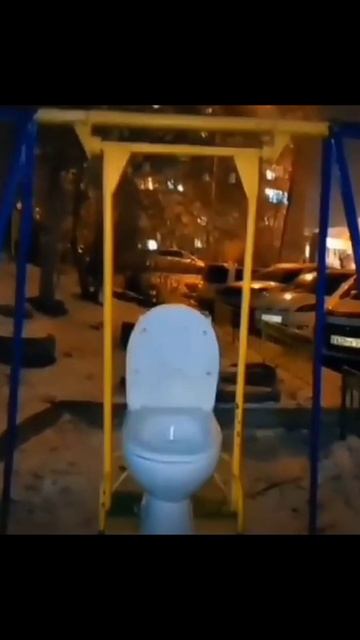 Смешные видео 
Посмеятся
Юмор
Унитаз на качеле