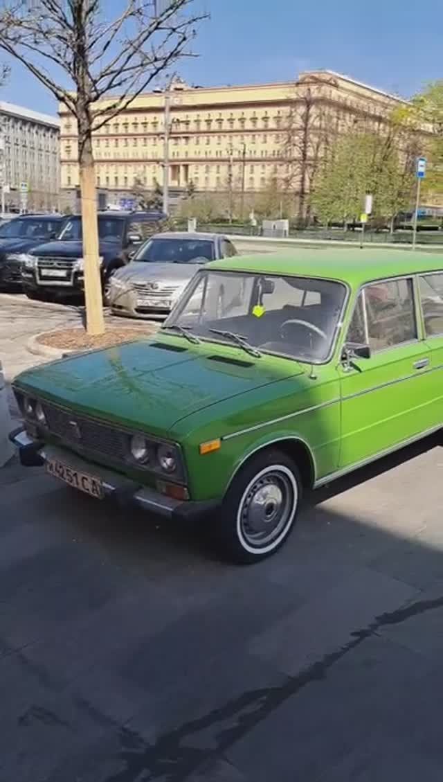 Какие машины паркуются в самом центре Москвы у Детского мира. ВАЗ 2103 на Лубянке