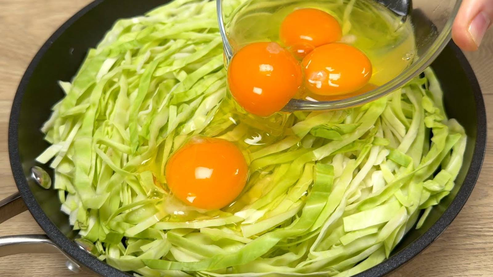 Когда дома есть капуста и яйца, я всегда готовлю эти быстрые и вкусные рецепты