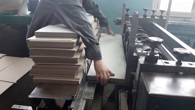 Резка картона с поролоном Mollis-Картон на картонорезательной машине КР