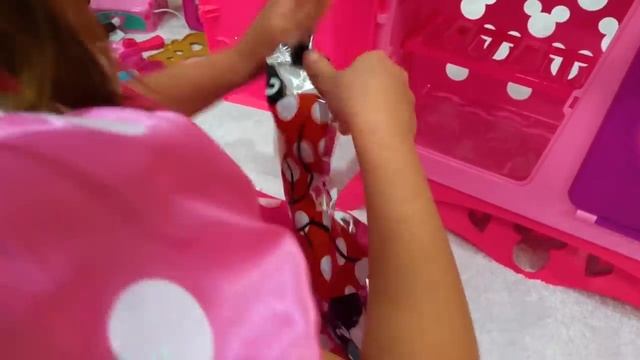 Мисс Кэйти и Мистер Макс (Miss Katy) Макс и Кэти с их гигантскими игрушечными яйцами-сюрпризами