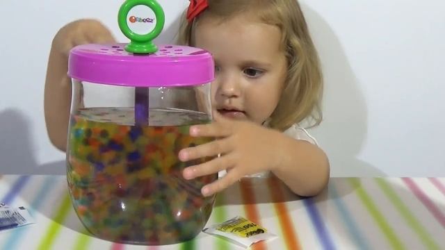 Мисс Кэйти и Мистер Макс (Miss Katy) Katy and dad play with water balls