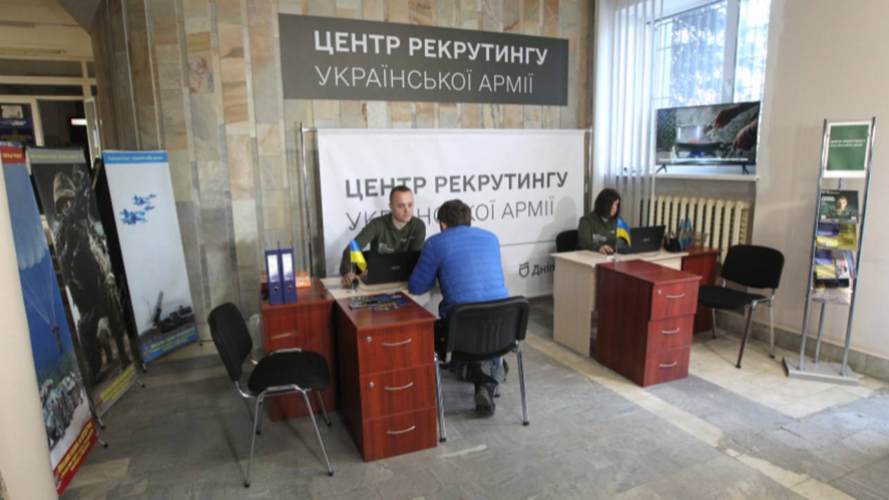 Подписка на Netflix и бургеры в подарок: как на Украине заманивают молодежь на фронт