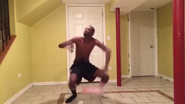 НЕГР ОТЖИГАЕТ