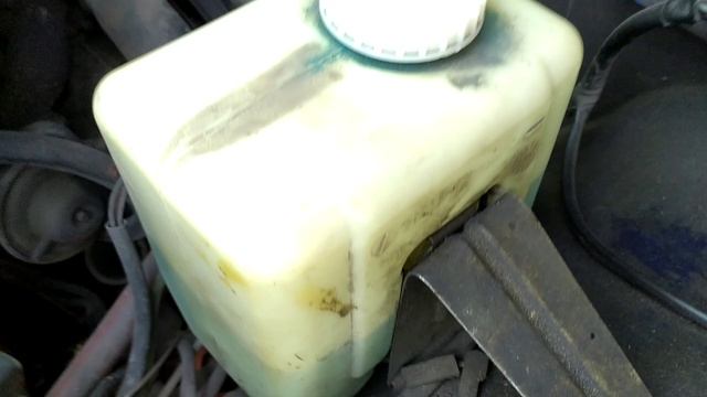 Заливаю свою омывайку и проверяю как она очищает стекло автомобиля