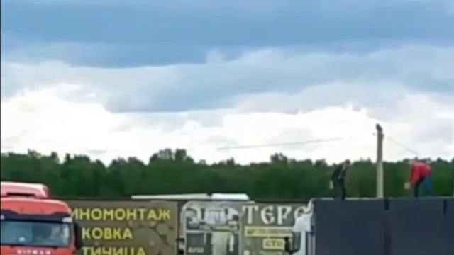В сети появилось видео, как мужики пытались остановить дроны взлетающие с фуры...🔽🔽🔽