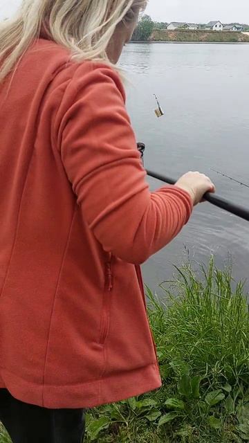 Жена тоже рыбачит и ловит рыбу #женарыбачит #рыбалка