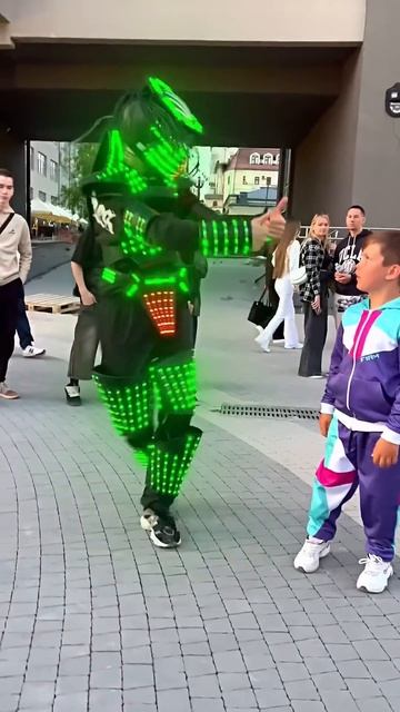 TUZELITY SHUFFLE TEACHING LITTLE BOY NEON MODE !!