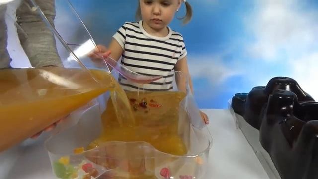 Miss Katy • Мисс Кейт - Katy and dad made a Huge Jelly Bear